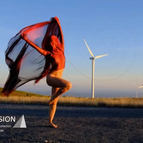 VIDEO - That wind. Music by  Kate Bush - Running Up That Hill. Model: Maria do Mar